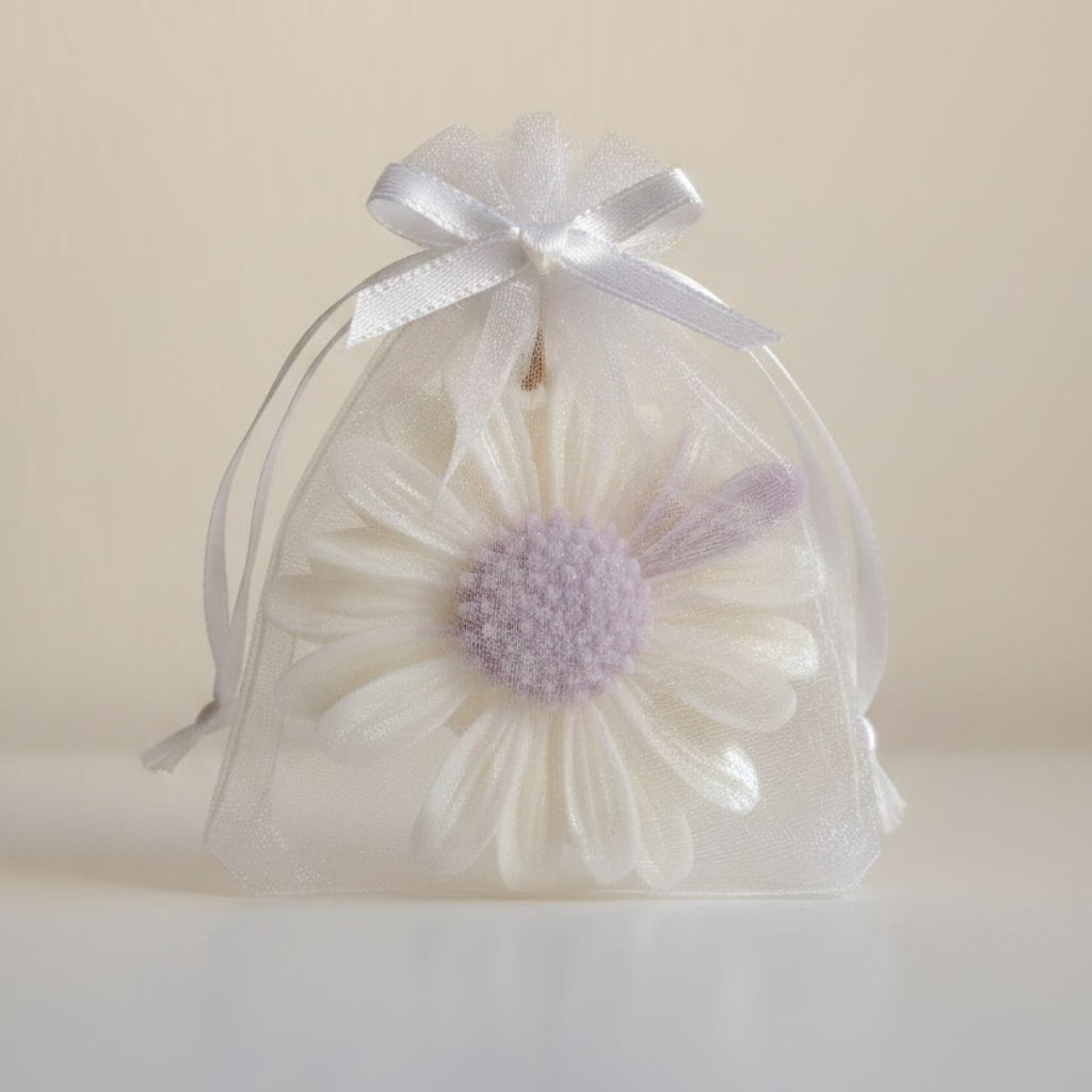 Ambientador artesanal margarita lavanda dentro de bolsita de organza blanca, presentación regalo
